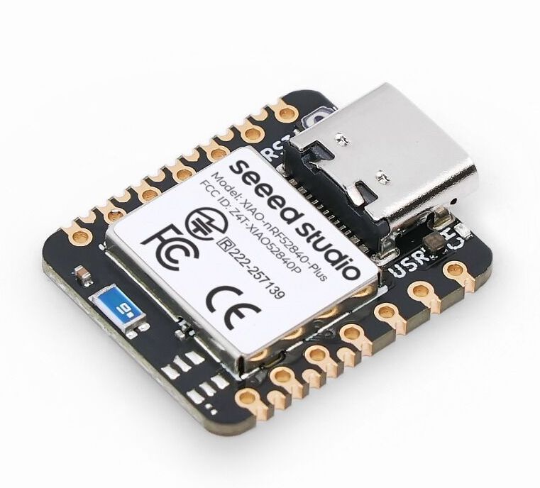 Seeed Studio XIAO nRF52840 Plus。サイズは 500 円玉くらい
